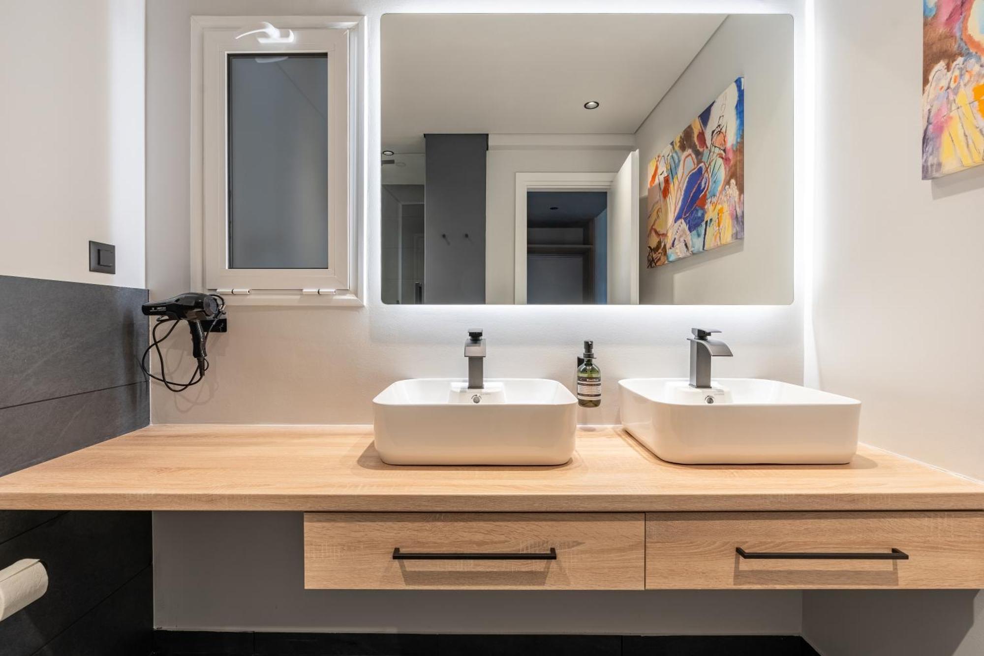 Athena Blue Lux Apartments 2Br 2Ba With City Skyline View, Near Kolonaki アテネ エクステリア 写真